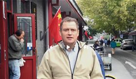 Tom Gillesberg fra Schiller Instituttets Venner kører valgkampagne fra Kina!